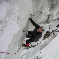 David dans une cascade de glace à la Grave Cascade de glace massif des Ecrins