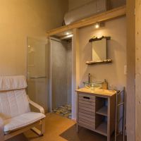 Le coin salle de bain d'une des chambres d'hôtes avec lit double chambre d'hôtes Entre Ciel et Pierres Vercors