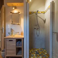 Le coin salle de bain de la chambre d'hôte avec lit simple chambre d'hôtes Vercors