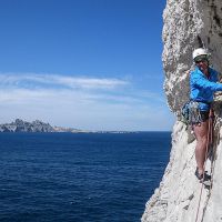 Marc dans une jolie escalade à Sormiou dans les Calanques Escalade grande voie dans les Calanques