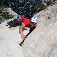 Les Calanques: Nicolas dans les "Futurs Croulants" Escalade dans les Calanques