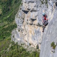 Igor dans Labyrinthe dans la magnifique 5ème longueur 6b Escalade sur la falaise de Presles