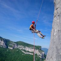 Michel dans le rappel de Telebus, falaise de Presles Stage d'escalade grandes voies sur la falaise de Presles