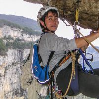 Alexandra dans le Toit des Lyonnais, longueur du toit, dans une voie en terrain d'aventure Stage d'escalade grandes voies terrain d'aventure sur la falaise de Presles