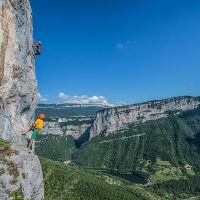 Bernard Gravier et Véronique dans Total Gaz sur la falaise de Presles, secteur Daladom (photo Sam Bié) Stage d'escalade grandes voies sur la falaise de Presles