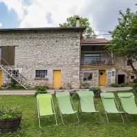 Le jardin, devant la maison est à disposition de nos hôtes Gîte 7-9 places Entre Ciel et Pierres Vercors
