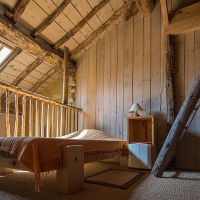 La grande mezzanine avec une échelle qui mène à la petite mezzanine avec 2 matelas d'appoint Gîte 7-9 places Entre Ciel et Pierres Vercors