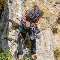 Un exemple de panoplie pour le terrain d'aventure Stage d'escalade terrain d'aventure, falaise de Presles