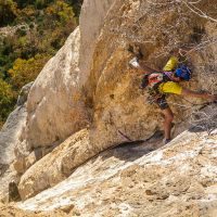 Thomas dans la 4ème longueur d'Exo 7, falaise de Presles Stage d'escalade terrain d'aventure, falaise de Presles