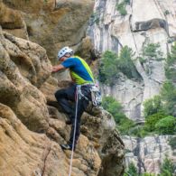 Corse: Rémy dans une longueur en 5c Escalade en Corse