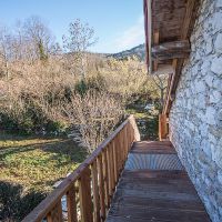 Le balcon permettant d'accéder à l'entrée du gîte Le gîte 5 places Entre Ciel et Pierres