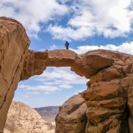 Philippe qui n'a pas froid aux yeux sur l'Arche de Burda en Jordanie Escalade en Jordanie