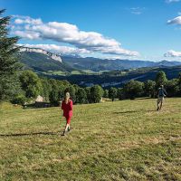 Arrivée à l'abri de la Goulandière avec les hauts Plateaux du Vercors en arrière fond randonnee dans le Vercors
