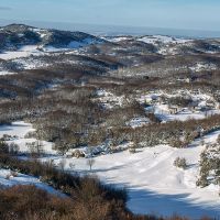 Une vue sur le hameau du Charmeil. Notre ensemble maison et gîtes Entre Ciel et Pierres se trouve sur la gauche de l'image Randonnée dans le Vercors