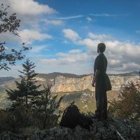 Une randonnée avec en arrière-plan  une vue sur la falaise de Presles Une randonnée avec en arrière-plan la falaise de Presles