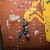 Adrien sur le pan incliné de la salle de bloc côté est Salle de bloc Entre Ciel et Pierres