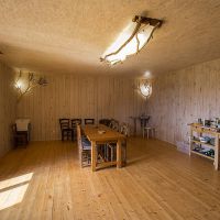 La salle de réunion avec desserte et point d'eau au fond à droite Salle de réunion d'Entre ciel et Pierres