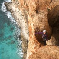 Biddiriscottai en Sardaigne: itinéraire à trous au-dessus de la mer Escalade en Sardaigne