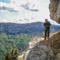 David sur la via corda de la paroi rouge sur la falaise de Presles Via corda de la paroi rouge