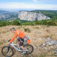 Adrien en vtt mais aussi avec une petite idée de grimpette derrière la tête VTT dans le Vercors