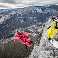 Base-jump avec un départ du fond du cirque, falaise de Presles Base-jump