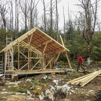 Le squelette de la cabane de la forêt Cabane en construction, Vercors