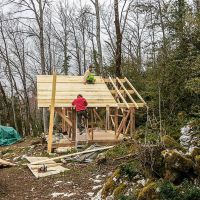 Pose de la volige du toit de la cabane Cabane de la forêt en construction