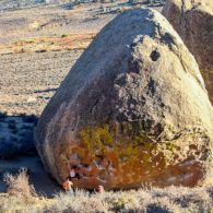 Des oeufs granitiques géants dans le site d'escalade de Bishop Escalade bloc, Bishop