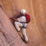Philippe dans Beauty, pieds et mains dans une belle fissure de grès rouge en Jordanie Escalade en Jordanie