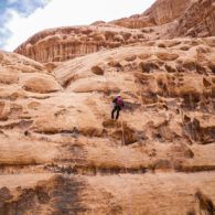 Jordanie: rappel dans un rocher aux reliefs inspirants pour un grimpeur...ou un contemplatif Escalade en Jordanie