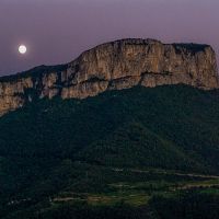 La grande Cornouse au clair de lune, vue depuis la route de Presles en Vercors qui mène à nos gîtes La grande Cornouse, Vercors