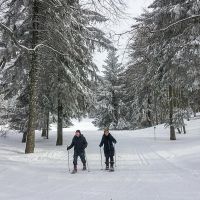 Safet et Mirsada de retour d'une ballade en raquettes à Patente Balade en raquettes