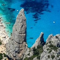 Sardaigne: Aguglia Goloritze avec son menhir et sa plage de rêve Escalade en Sardaigne