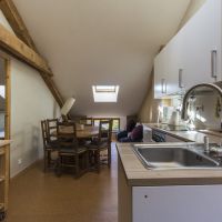 cuisine, coin à manger et salon au fond