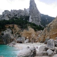 Sardaigne: Aguglia di Goloritzè, un menhir à faire pâlir d'envie Obélix. Et une belle petite plage pour terminer la journée