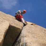Sardaigne: Bernard à Onifai caressant le granit dans Bionda Sardegna