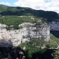 Dans la petite prairie, à droite, on devine l'ancienne ferme que nous avons rénovée et cette image donne tout son sens à Entre Ciel et Pierres