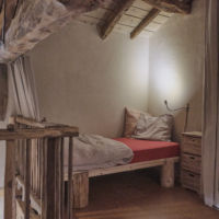 Le 2ème lit simple dans sa petite alcôve qui peut être isolée en tirant les rideaux Gîte 4 places à louer Vercors