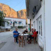 Sur la place de Manikia, un des petits bars bien accueillant