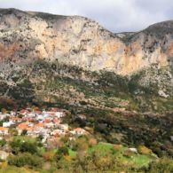 Le village de Manikia entouré de ses rochers
